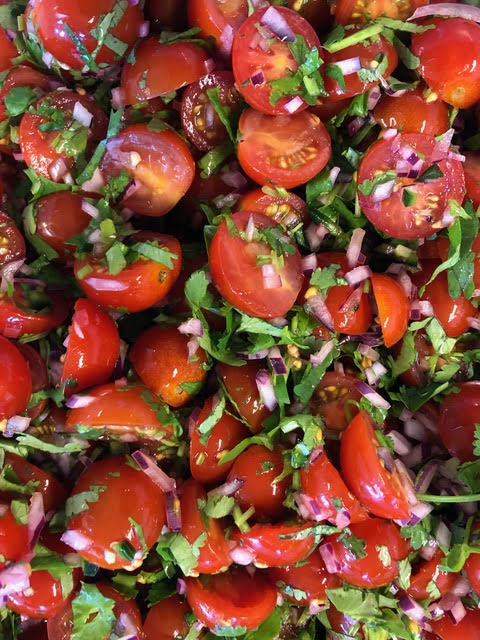 Tomatsalat med friske krydderurter og rødløg